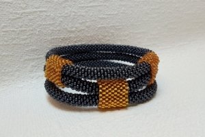 Потрійний браслет з бісеру з золотими пряжками