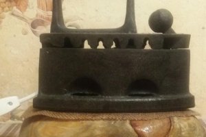 Світильник «Праска на вугіллі» - Опис