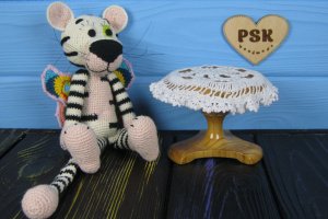 Маленькая скатерть вязаная ажурная на игрушечный стол куклы - Описание