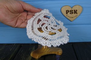 Маленькая скатерть вязаная ажурная на игрушечный стол куклы - Описание