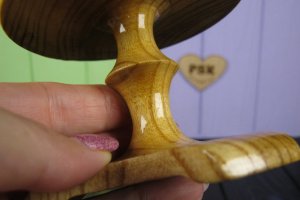 Маленький стіл для ляльок із дерева іграшковий ручної роботи - Опис