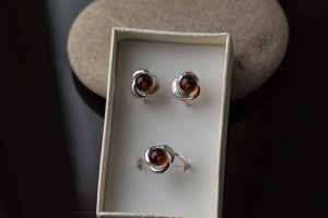 Серебряные комплект с янтарем - Описание