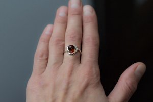 Серебряные комплект с янтарем - Описание