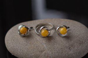 Серебряные комплект с янтарем - Описание