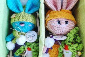 Детская вязанная игрушка Зайчик с морковкой - Описание