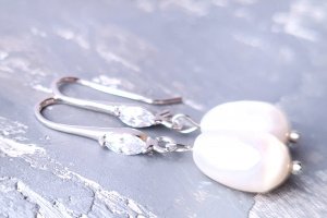 Серьги с крупными натуральными жемчужинами и кристаллами - Описание