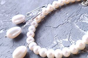 Серьги с крупными натуральными жемчужинами и кристаллами - Описание