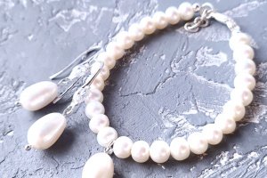 Серьги с крупными натуральными жемчужинами и кристаллами - Описание