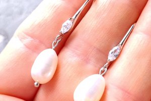 Серьги с крупными натуральными жемчужинами и кристаллами - Описание