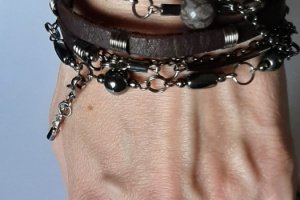 Браслет из натуральной кожи коричневого цвета с гематитом   - Описание