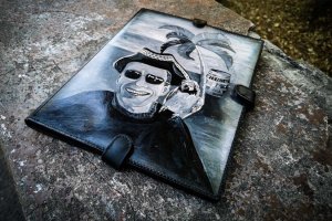 Шкіряна папка для морських документів з портретом - Опис