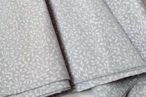 Бавовна для рукоділля дрібні листочки на сірому