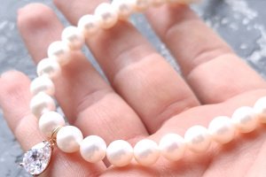 Колье из натурального жемчуга с кристаллом в позолоте