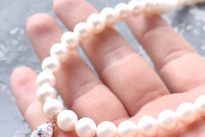 Колье из натурального жемчуга с кристаллом в позолоте - Описание