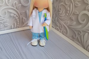 Робота Текстильна лялька - лікар
