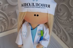 Текстильна лялька - лікар - Опис
