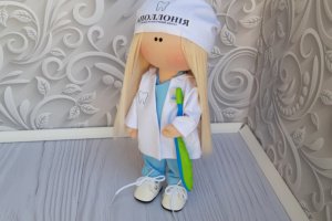Текстильна лялька - лікар - Опис