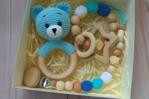 Подарочный набор Мишка, погремушка, грызунок и держатель - Описание