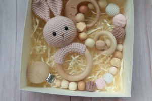 Подарочный набор Мишка, погремушка, грызунок и держатель - Описание