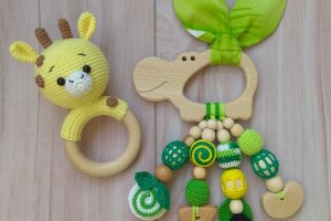 Подарочный набор Мишка, погремушка, грызунок и держатель - Описание