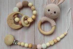 Подарочный набор Зайка, погремушка, грызунок, держатель - Описание