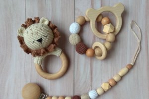 Подарочный набор Зайка, погремушка, грызунок, держатель - Описание