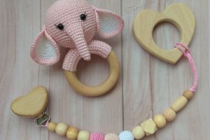 Подарочный набор Зайка, погремушка, грызунок, держатель - Описание