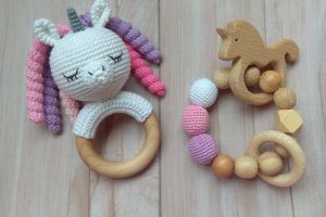 Подарочный набор Зайка, погремушка, грызунок, держатель - Описание