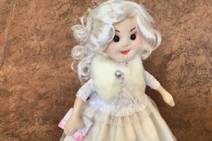Кукла ручной работы блондинка в белом - Описание