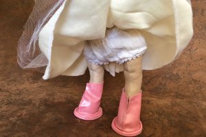 Кукла ручной работы блондинка в белом - Описание