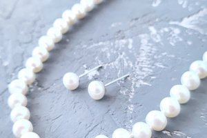 Класичний комплект з натуральних перлів у сріблі - Опис
