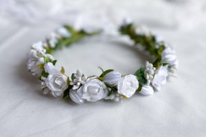 Білий вінок з троянд для першого причастя і нареченій.