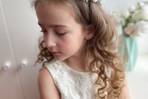 Білий вінок з троянд для першого причастя і нареченій. - Опис