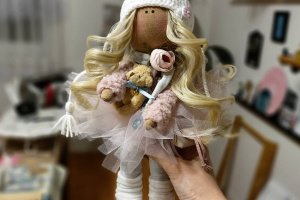 Лялечка з медведиком  - Опис