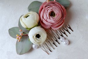Гребінь з квітами в зачіску - Опис