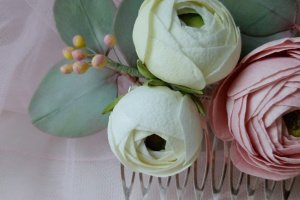 Гребінь з квітами в зачіску - Опис