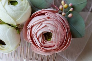 Гребінь з квітами в зачіску - Опис