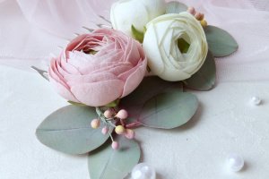 Гребінь з квітами в зачіску - Опис