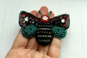 Брошка Жужі Фреї - Опис