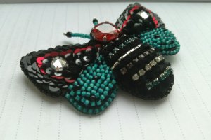 Брошка Жужі Фреї - Опис