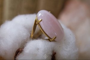 Латунне кільце з великим каменем рожевого кварцу - Опис