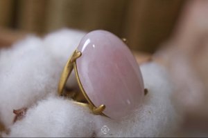 Латунне кільце з великим каменем рожевого кварцу - Опис
