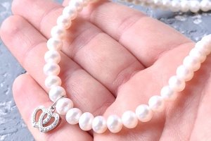 Колье из натурального жемчуга в серебре с кристаллами 2 сердца - Описание
