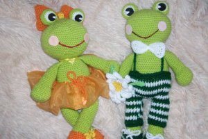 в"язані іграшки жабки - Опис