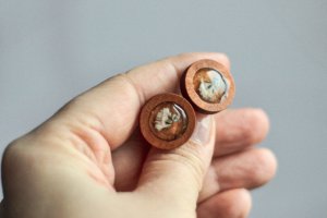 Запонки из дерева с белой цветочком гипсофилы