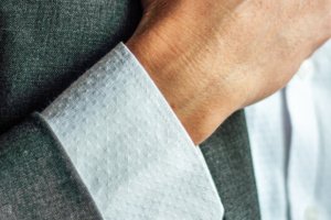 Запонки из дерева с белой цветочком гипсофилы - Описание