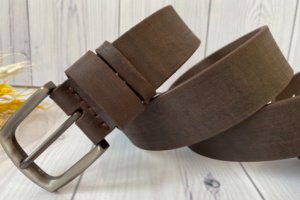 Сильний коричневий ремінь під джинси