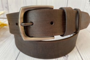 Сильный коричневый ремень под джинсы  - Описание