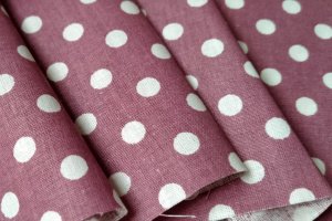 Ткань хлопок горох 6мм на светло-ежевичным фоне