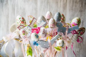 Весенние пасхальные яйца, птички, зайчики на палочке, шпажке - Описание